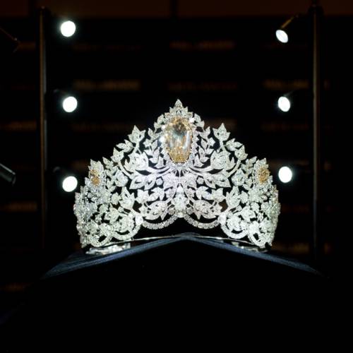 Mouawad crowns Miss Universe