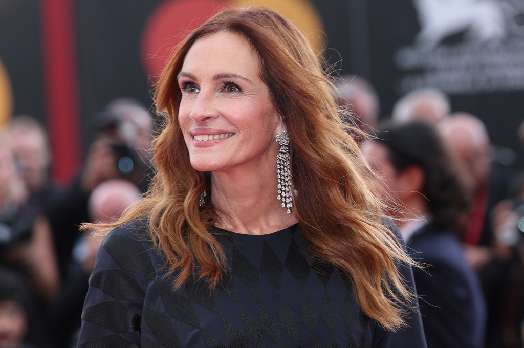 جوليا روبرتس تتألّق بمجوهرات شوبارد في مهرجان البندقية السينمائي الدولي الـ82