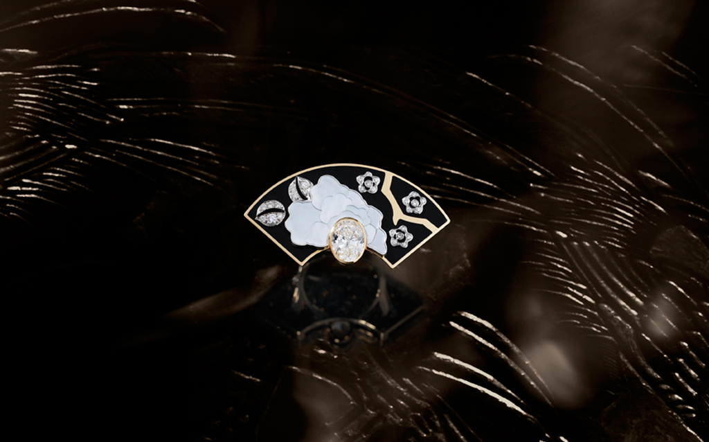 خاتم FLEUR DE LAQUE بالذهب الابيض والأصفر واللؤلؤ المستزرع والالماس واللاكر الاسود مع عرق اللؤلؤ