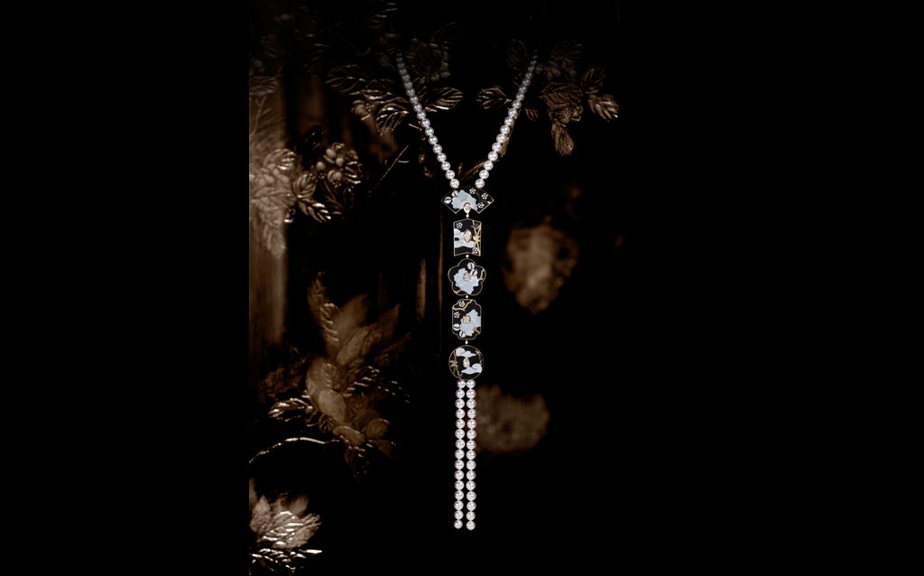 عقد FLEUR DE LAQUE بالذهب الأبيض والاصفر مع اللؤلؤ المستزرع والألماس مع اللاكر الاسود وعرق اللؤلؤ