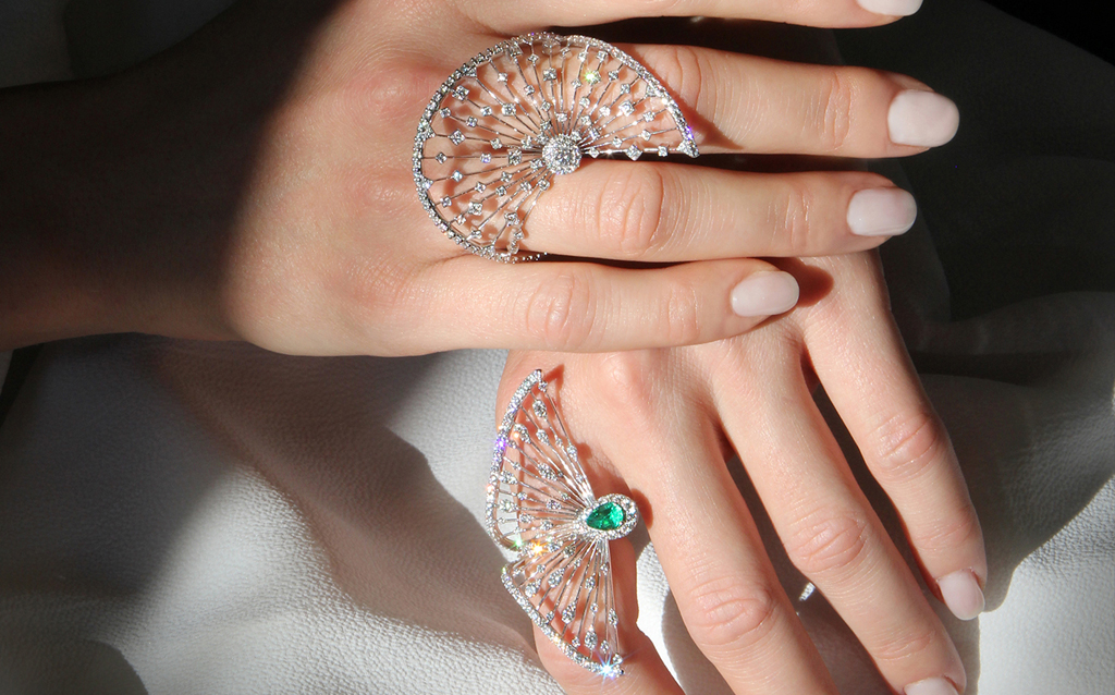 Tissage collection: rings in white diamonds and emerald drop on white gold by Palmiero